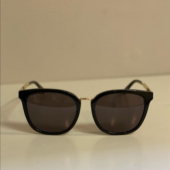 NEW✨ Gucci sunglasses 😎 - Picture 2 of 12